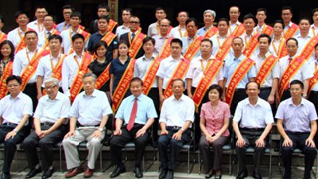 shunxianglinweihezongjinglironghuoquanguoqinggongxingyelaodongmofanxianjingongzu 顺祥林伟河总经理荣获全国轻工行衣吠动圭表先进工作者称号